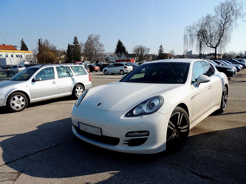 Porsche-Panamera hat sich zur Sport&Fun-Messe in Ried eingefunden; 130316