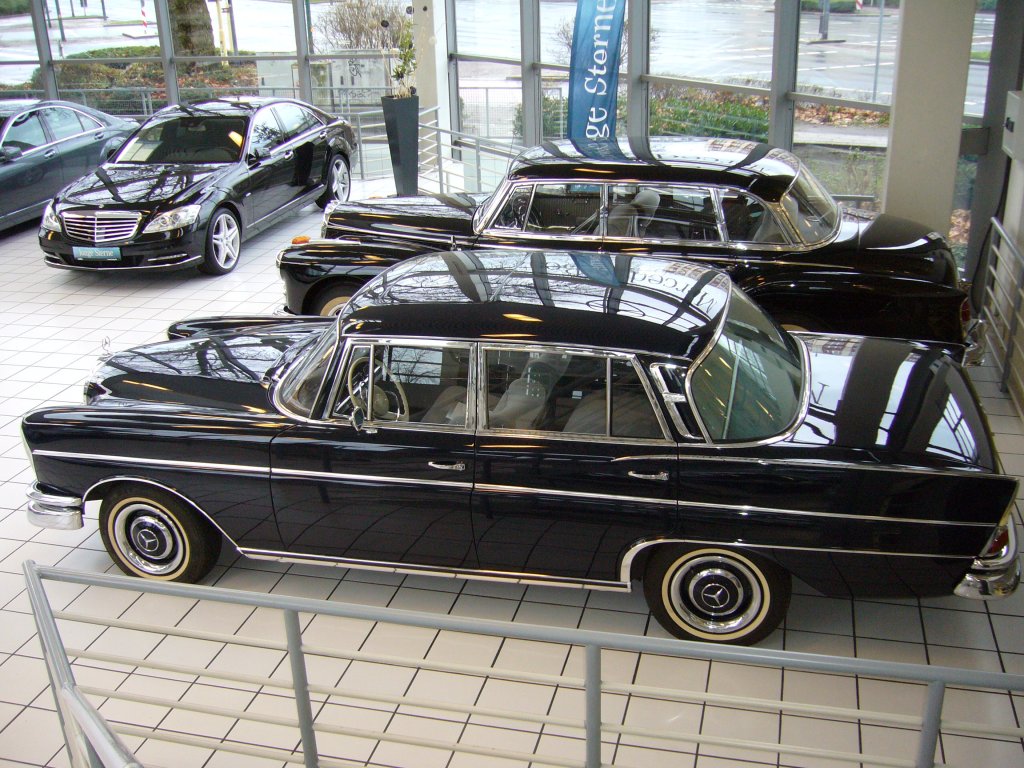 Profilansicht eines Mercedes Benz W112/3 300 SE. 1961 - 1965. Hier wurde ein Modell des letzten Baujahres abgelichtet, das schon 170 PS leistet. Showroom eines Essener Mercedes Benz Hndlers am 16.12.2012.
