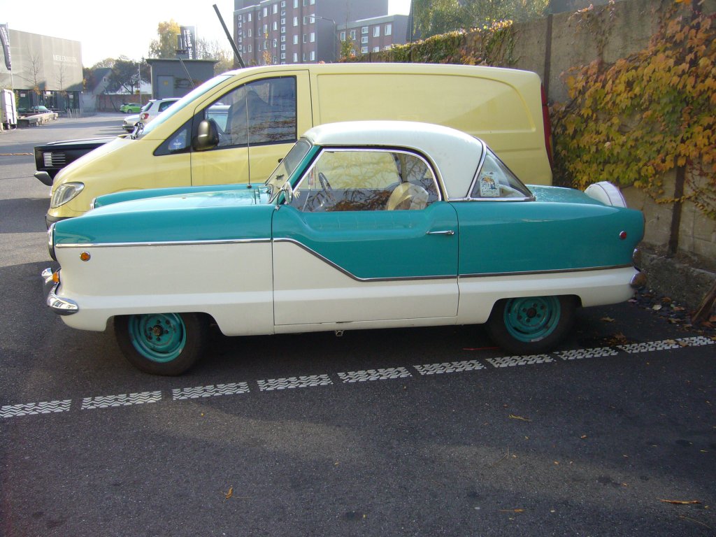 Profilansicht eines Nash Metropolitan Coupe. 1954 - 1962. Besucherparkplatz der Classic Remise am 01.11.2011.