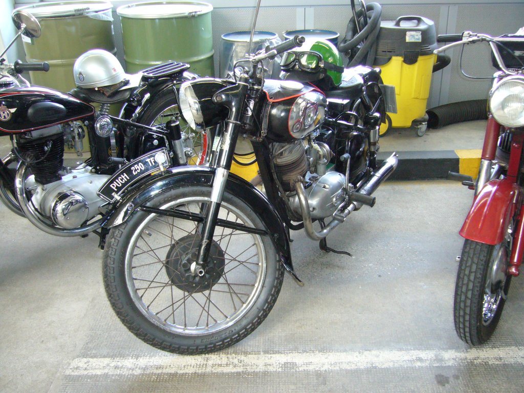 Puch 250 TF. 1948 - 1954. Das abgelichtete Motorrad mte ab 1952 produziert worden sein, da es schwarz lackiert ist. Bis Ende 1951 war die einzig lieferbare Farbe elfenbeinfarbig (hnlich unserer heutigen Taxifarbe hellelfenbein). Der Doppelkolbenzweitaktmotor leistet 12 PS aus 248 cm. Die 250 TF war ein Bestseller und verkaufte sich, hauptschlich in den Alpenlndern, fast 60.000 mal. Oldtimertreffen beim TV Wuppertal am 10.06.2012.