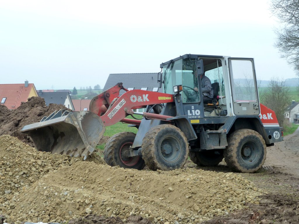 Radlader O&K L10 der Firma  Giebel  eingesetzt auf einer Baustelle in 36100 Petersberg-Marbach, April 2011