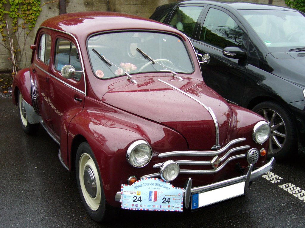Renault 4CV. 1946 - 1961. Der 4CV avancierte whrend seiner 15-jhrigen Produktionszeit zum franzsischen  Volkswagen . Auch beim 4CV verrichtete ein Heckmotor seinen Dienst. Allerdings als 4-zylindriger, wassergekhlter Reihenmotor mit 741 cm. Besucherparkplatz des Dsseldorfer Meilenwerkes 12.07.2009.