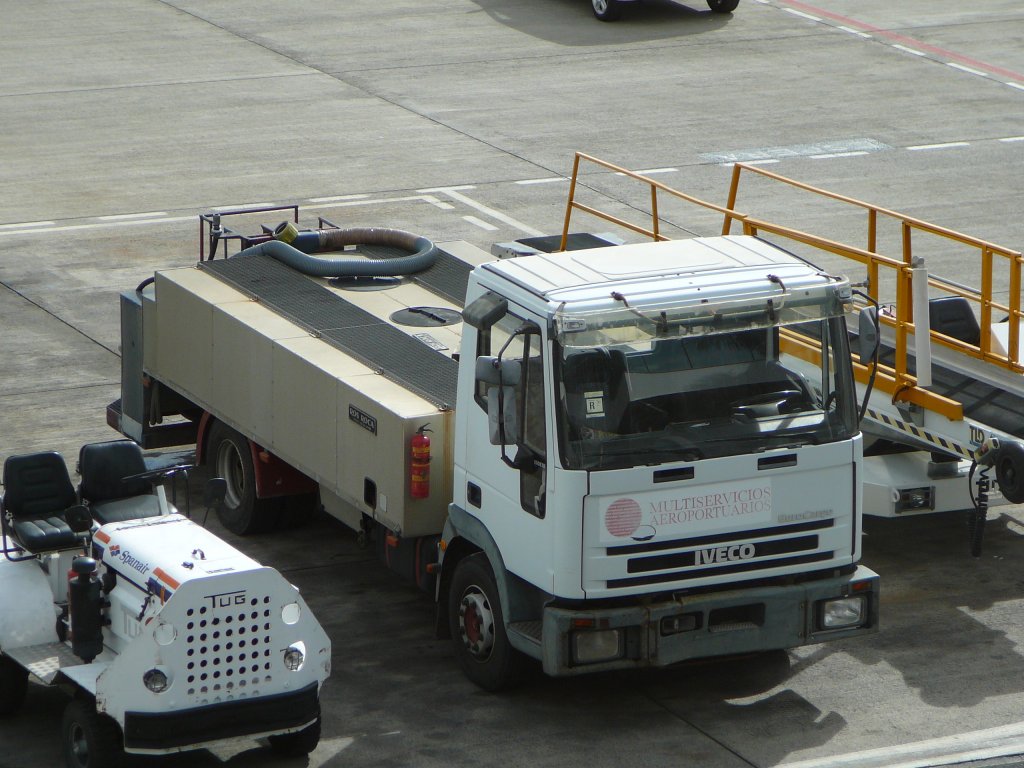 Renault als Entsorgungsfahrzeug auf dem Vorfeld des Airport Arrecife/Lnzarote im Januar 2010