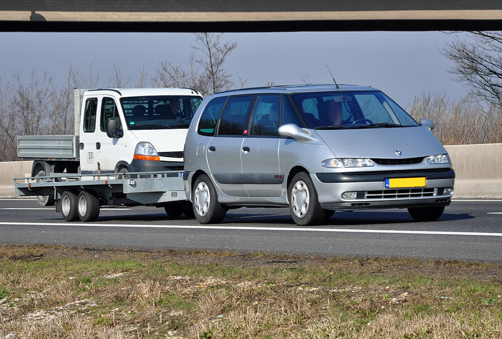 Renault Espace 3.0 mit 2-achs-Hnger auf der A61 bei Miel - 04.03.2011