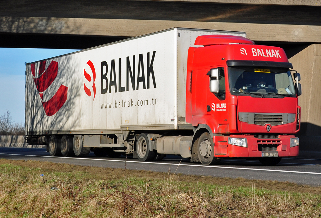Renault Koffer  Balnak  auf der A61 bei Miel - 07.02.2011