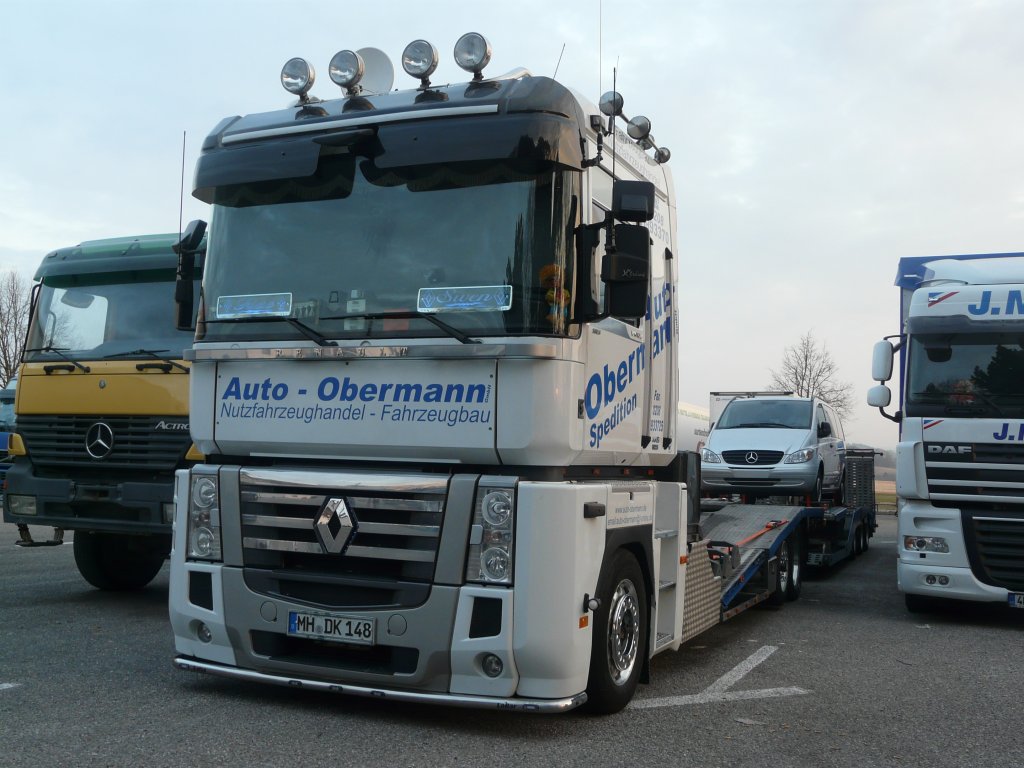 Renault Magnum Autotransporter von  Auto Obermann  auf einem Parkplatz bei Ulm, 18.03.2012