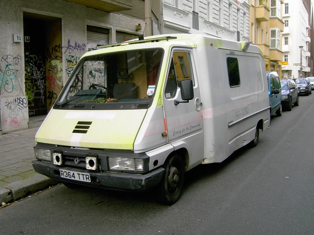 Renault Master Ex-Ambulance Rechtslenker, gesehen in Berlin 09/2006.