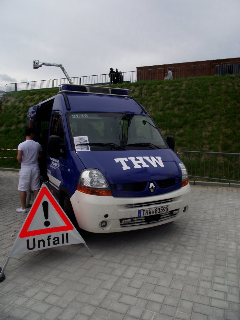 Renault Master Mannschaftswagen von THW am 15.06.13 beim Tag der Offenen Tr