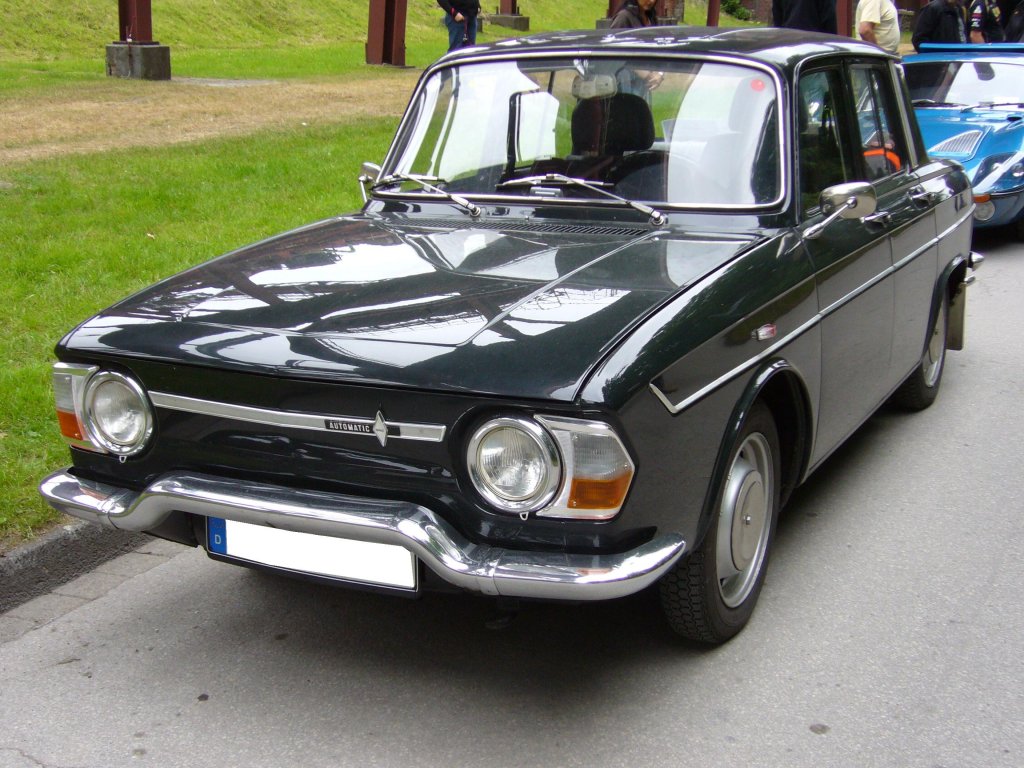 Renault R10 Automatic. 1967 - 1968. Der R10 wurde 1965 als Nachfolger des R8 vorgestellt und bis 1971 gebaut. Der 4-Zylinderreihenmotor hatte 1.108 cm. Im Herbst 1968 wurde der R10  facegeliftet . Wichtigste nderung waren die nun rechteckigen Frontscheinwerfer. Oldtimertreffen Kokerei Zollverein 03.07.2011.