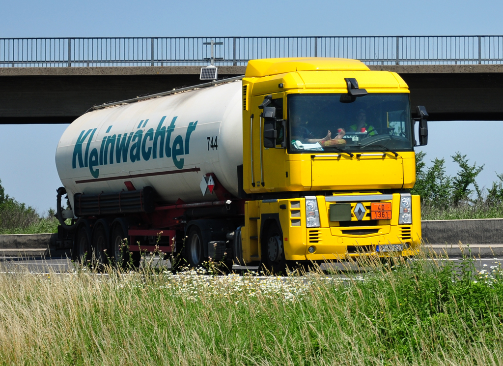 Renault Tanksattel  Kleinwchter  auf der A61 bei Miel - 28.06.2011