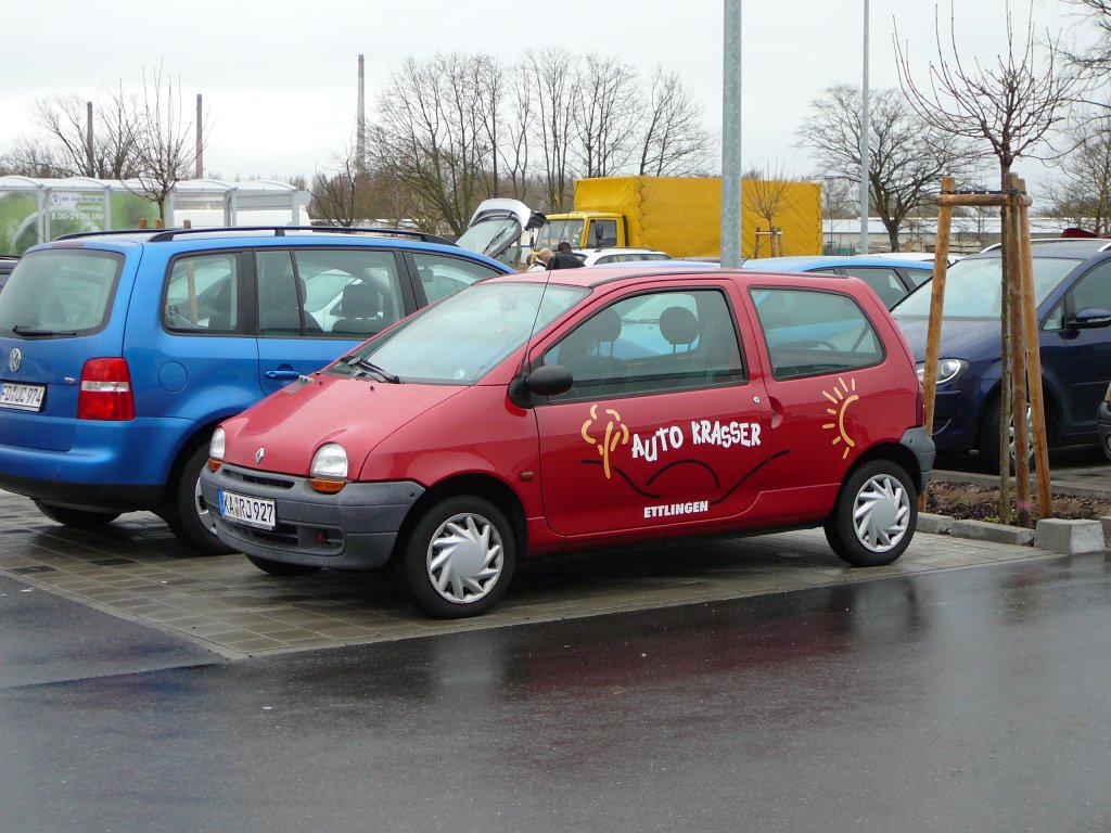 Renault Twingo von Auto-Krasser abgestellt bei Edeka in Karlsruhe im Mrz 2010