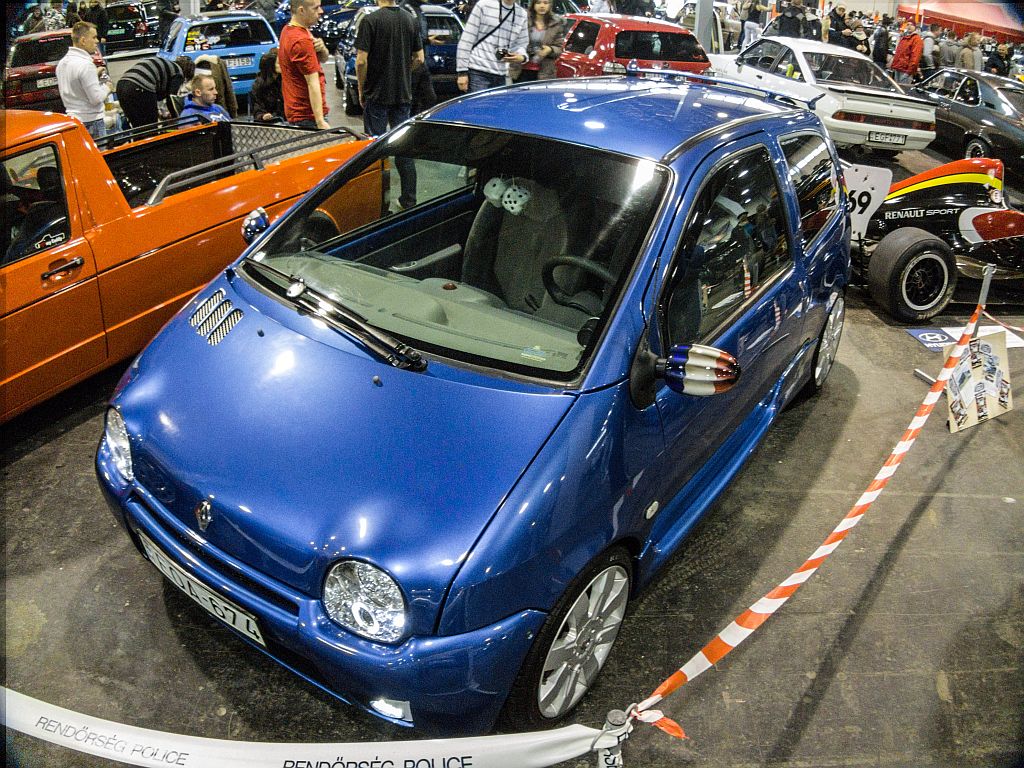 Renault Twingo mit kreativem Seitenspiegel. Foto: Auto Motor und Tuning show, ende Mrz 2013.