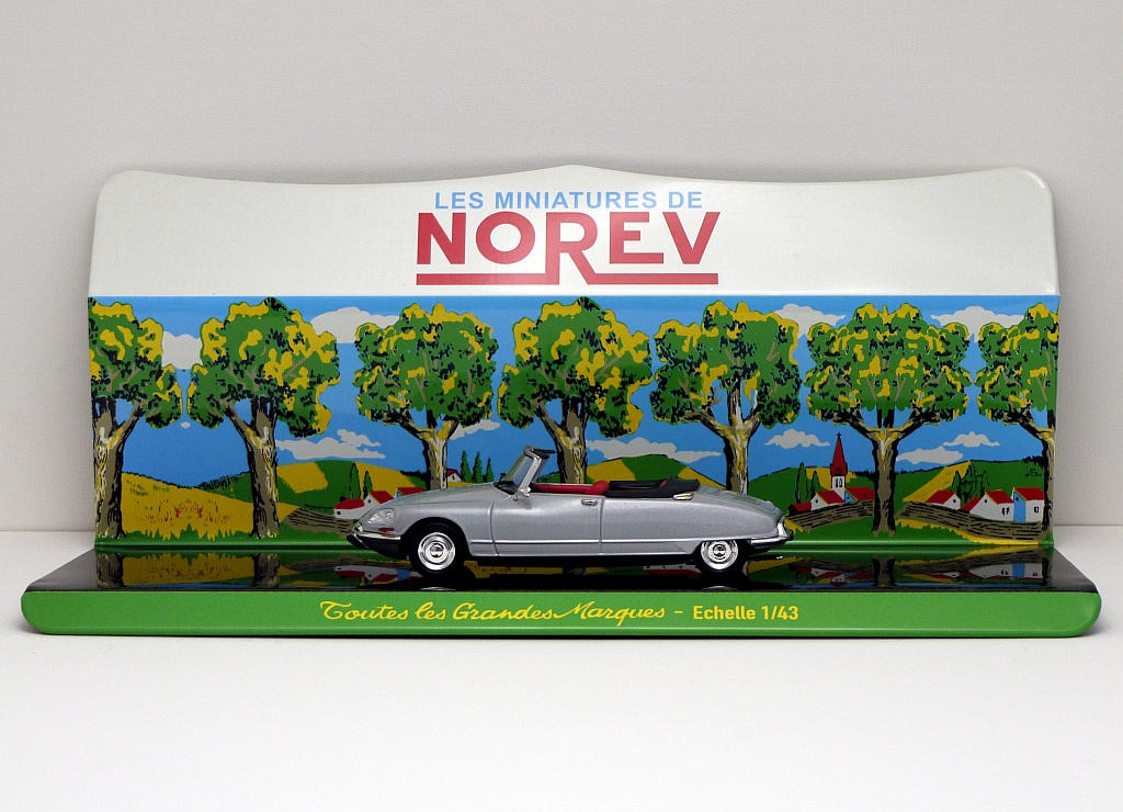 Replika-Verkaufsdisplay von NOREV mit einem Citroen DS Cabriolet von NOREV, Mai 2013.