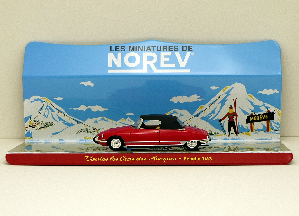Replika-Verkaufsdisplay von NOREV mit einem Citroen DS 21 Cabriolet von NOREV, Mai 2013.