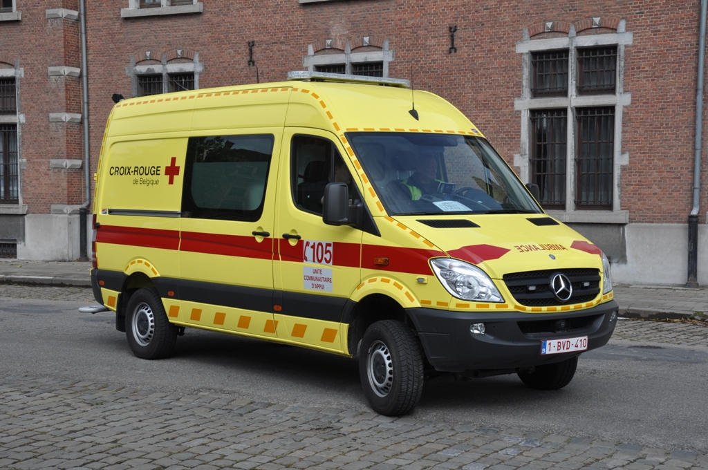 Rettungswagen Mercedes-Benz Sprinter 4x4, Inneneinrichtung Autographe, von das Belgisches Rotes Kreuz, Aufnahme am 21.07.2012 in Brussel aus Anlass des Nationalfeiertags 

