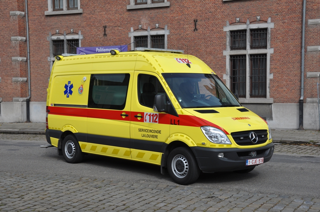 Rettungswagen Mercedes-Benz Sprinter, Inneneinrichtung Autographe, von der Feuerwehr La Louvire, Aufnahme am 21.07.2012 in Brussel aus Anlass des Nationalfeiertags 