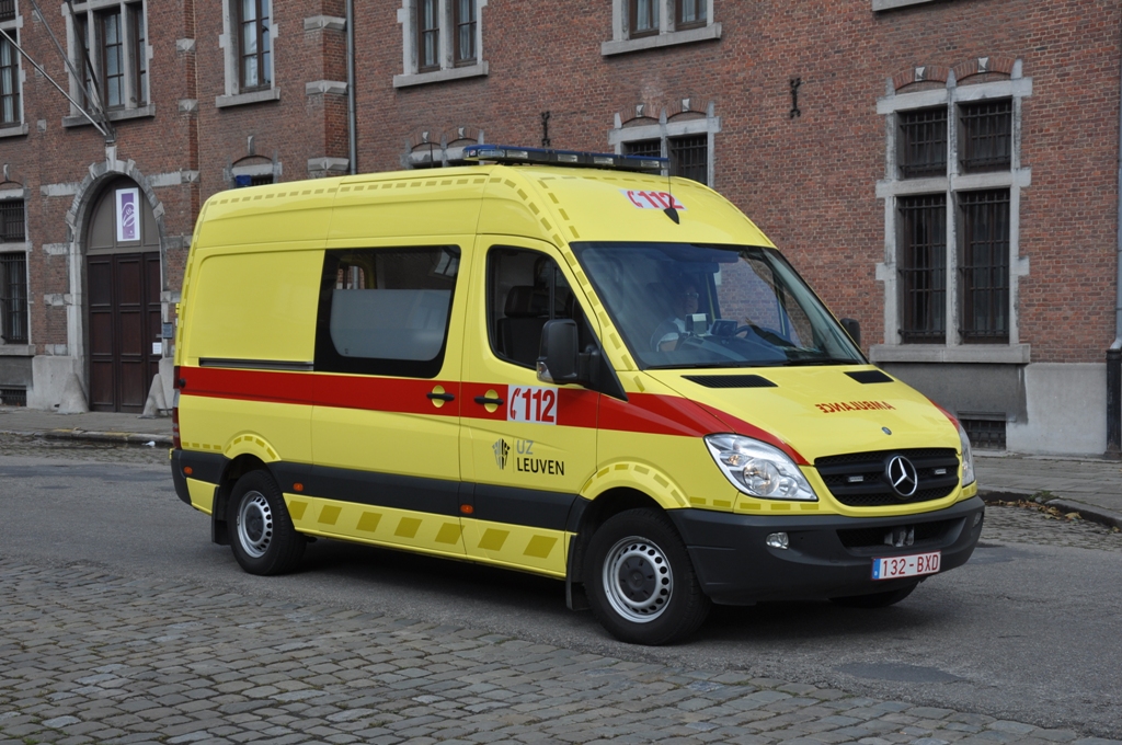 Rettungswagen Mercedes-Benz Sprinter von das Universittsklinikum Leuven, Aufnahme am 21.07.2012 in Brussel aus Anlass des Nationalfeiertags 

