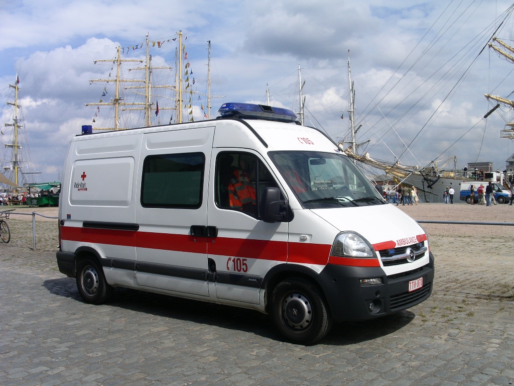Rettungswagen Opel Movano Inneneinrichtung Autographe von Rode Kruis Vlaanderen, Aufnahme am 19.08.2006 in Antwerpen beim Tall Ships' Race 