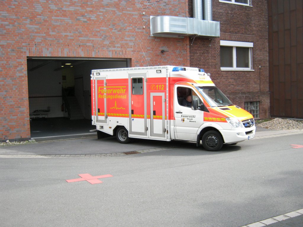 Rettungswagen RTW der Freiwilligen Feuerwehr Moers.

2 RTW der am 17.6.12 in Moers aufgenommen worden ist
