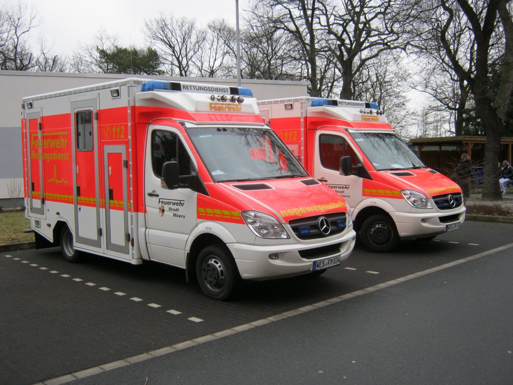 Rettungswagen RTW der Freiwilligen Feuerwehr Moers.

4 und 1 RTW sind am26.2.12 in Moers aufgenommen worden
