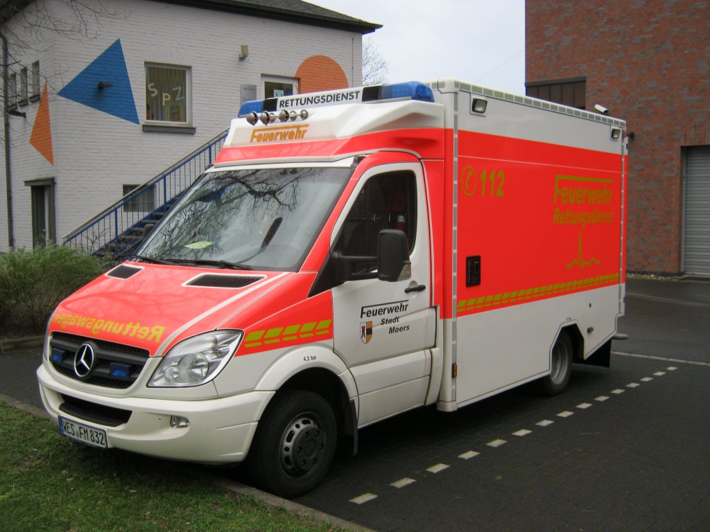 Rettungswagen RTW der Freiwilligen Feuerwehr Moers.

Zweiter RTW der am 15.12.11 in Moers aufgenommen wurde