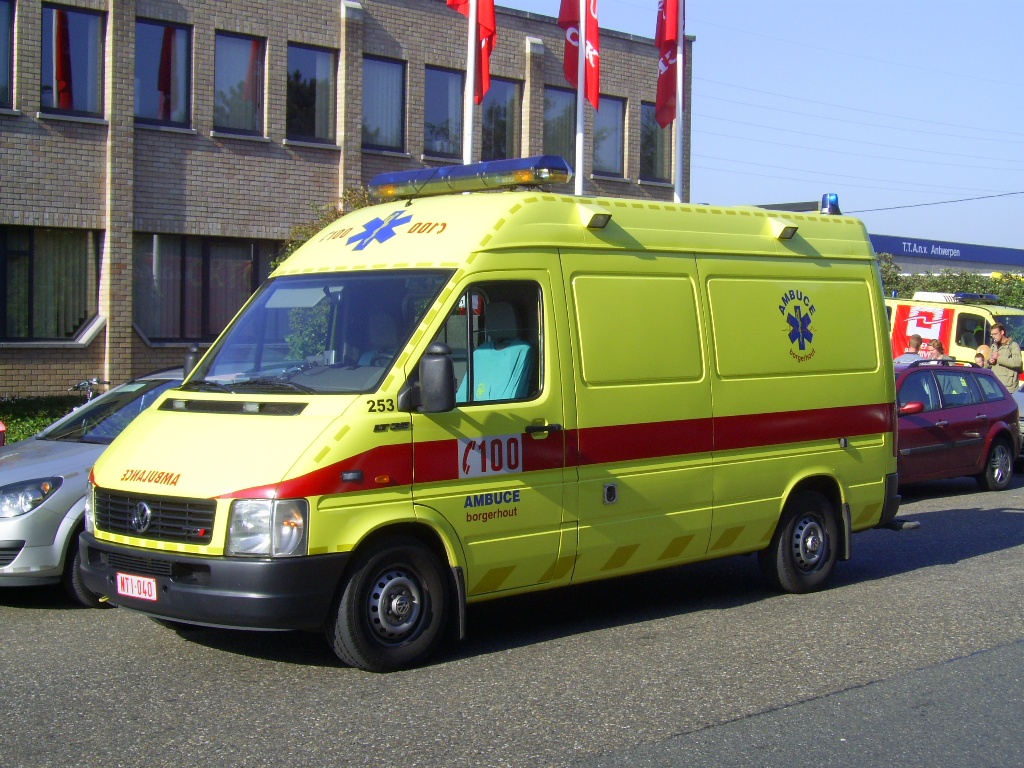 Rettungswagen Volkswagen LT von Falck-Ambuce Abt. Borgerhout, Aufnahme am 07.10.2007 in Wijnegem