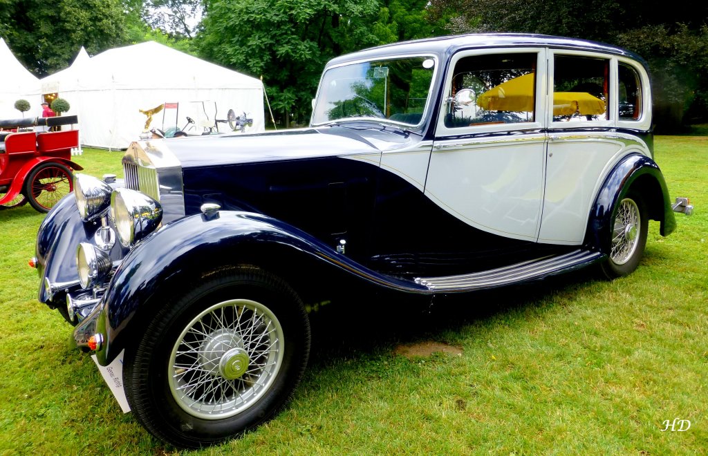 Rolls Royce, Baujahr 1936, 6-Zylinder, 4 Takt Reihenmotor, 3669 ccm, 75 PS.
Gesehen auf den Classic Days Schloss Dyck 2013.