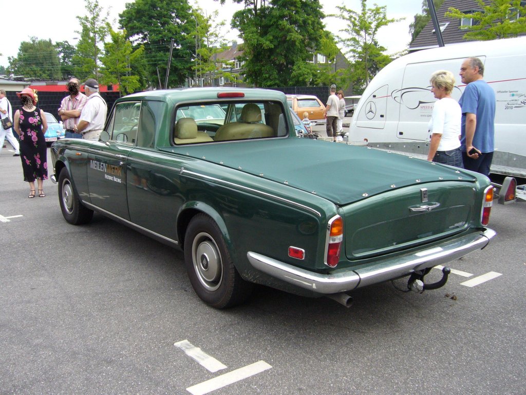 Rolls Royce Silver Shadow Pickup. Angeblich ist das ein Fahrzeug von 1969. (Wer wei mehr darber? Bitte melden)
Besucherparkplatz des Dsseldorfer Meilenwerkes.