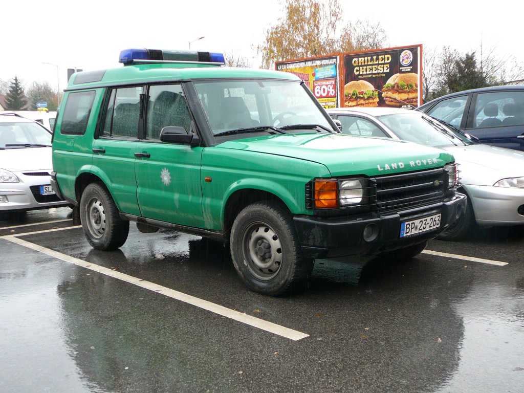 Rover Discovery der Bundespolizei steht am 09.10.2009 am Bahnhof Saalfeld.