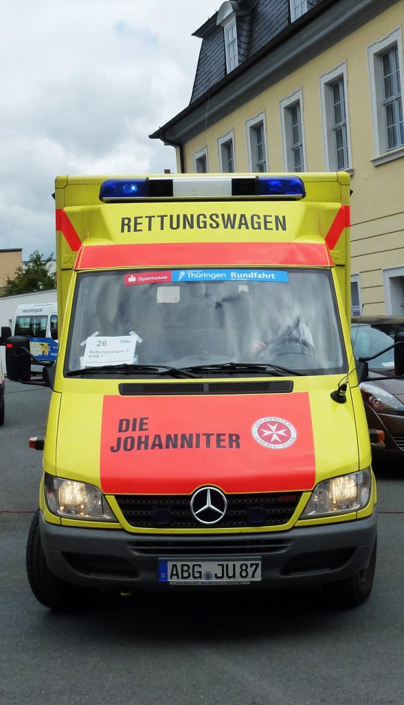 RTW Johanniter Altenburg im Einsatz der Thringen - Rundfahrt in Zeulenroda. Foto 22.07.12