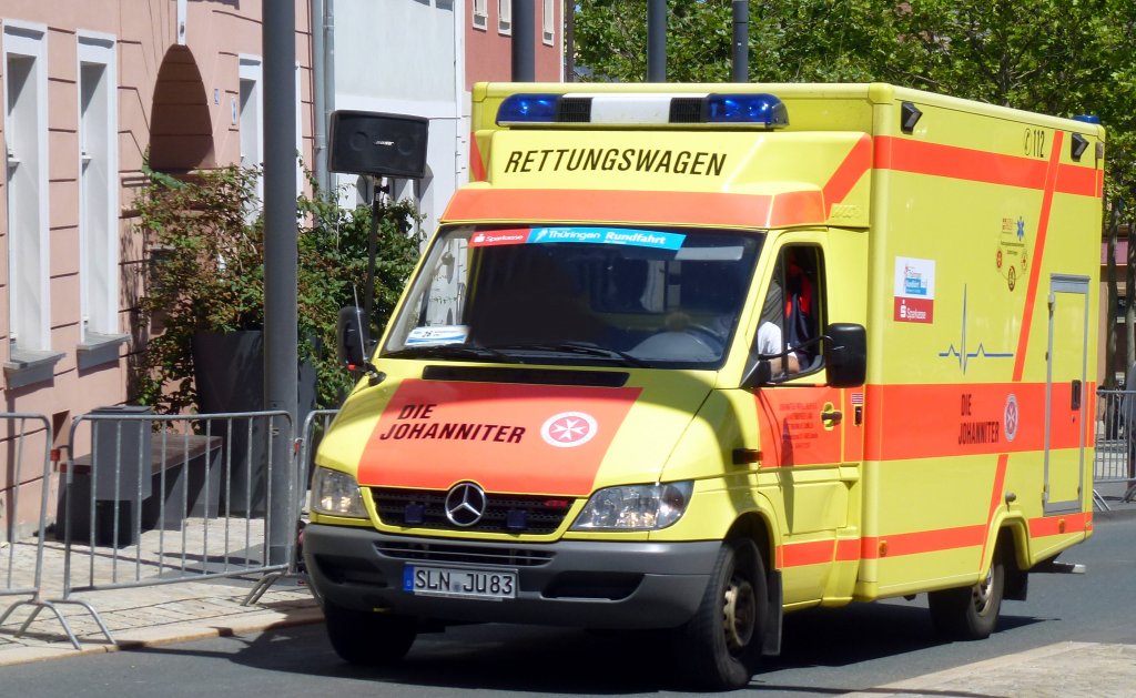 RTW Johanniter im Einsatz der Thringen - Rundfahrt in Zeulenroda. Foto 21.07.13 
