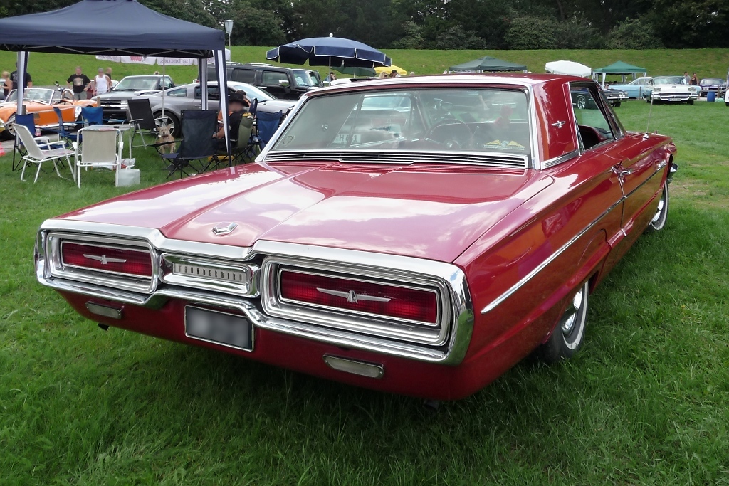 Rckansicht des Ford Thunderbird der vierten Generation, gebaut 1964-1966, auf der US-Car-Show in Grefrath im August 2010.