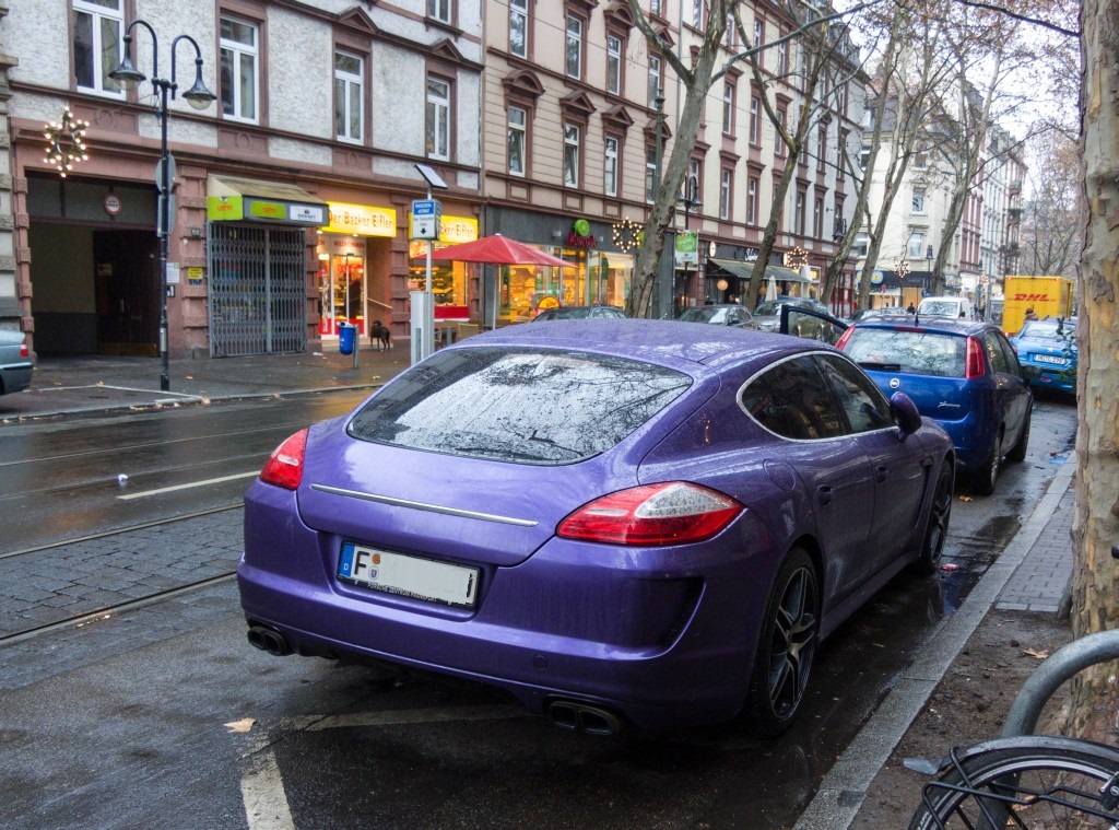 Rückansicht eines Porsche Panamera in Lila/violet, gesehen am 03.12.2012 in Frankfurt-Sachsenhausen