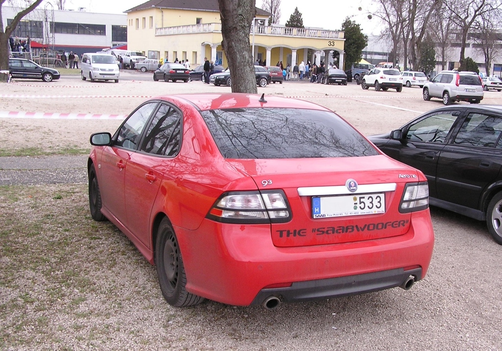 Saab 9-3, fotografiert in einem ffentlichen Parkplatz. Foto: 27.03.2011