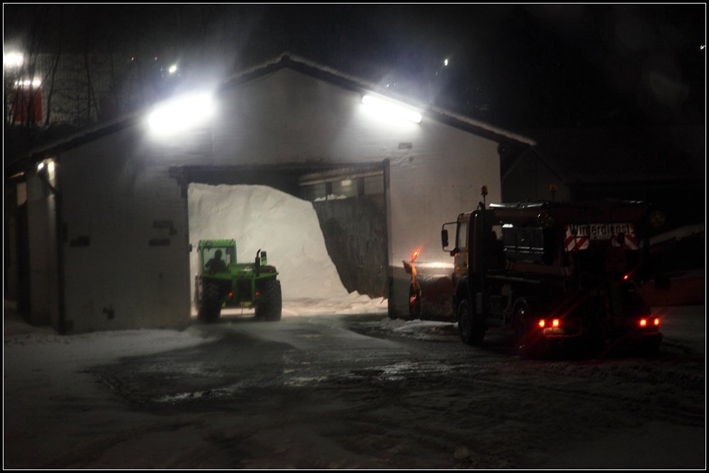 Salzladen in Ldenscheid. (ATEGO 1828  PALIFT  und der Merlo-Teleskoplader am Abend des 29.01.2010).