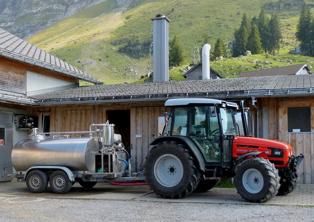 Samme Dorado Traktor mit Milchtankhnger gesehen am 14.09.2012.
