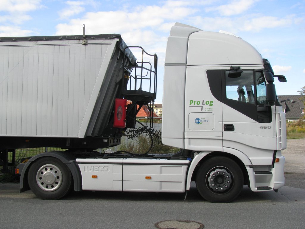 Sattelzugmaschine IVECO 460 der Firma  Pro Log  aus der Hansestadt Bremen (HB), Grevesmhlen [23.09.2012]