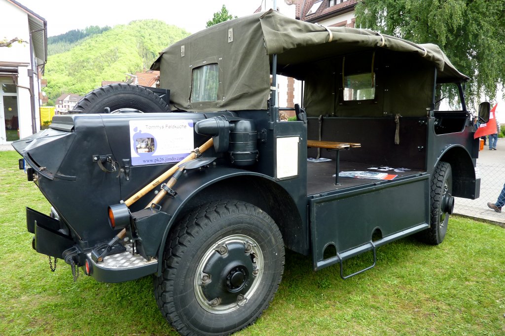 Saurer 4MH, Rckansicht des Mannschaftswagens des Schweizer Militrs, gebaut in den 1950er Jahren, Oldtimertreffen Hausen i.W., mai 2012 