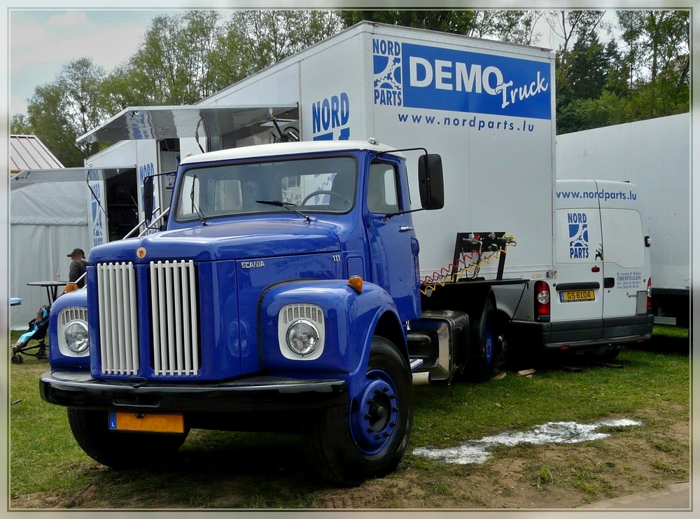 Scania 111 mit Auflieger welcher mit Werkzeug gefllt ist bei der Landmachinenaustellung in Ettelbrck am 02.07.2011.