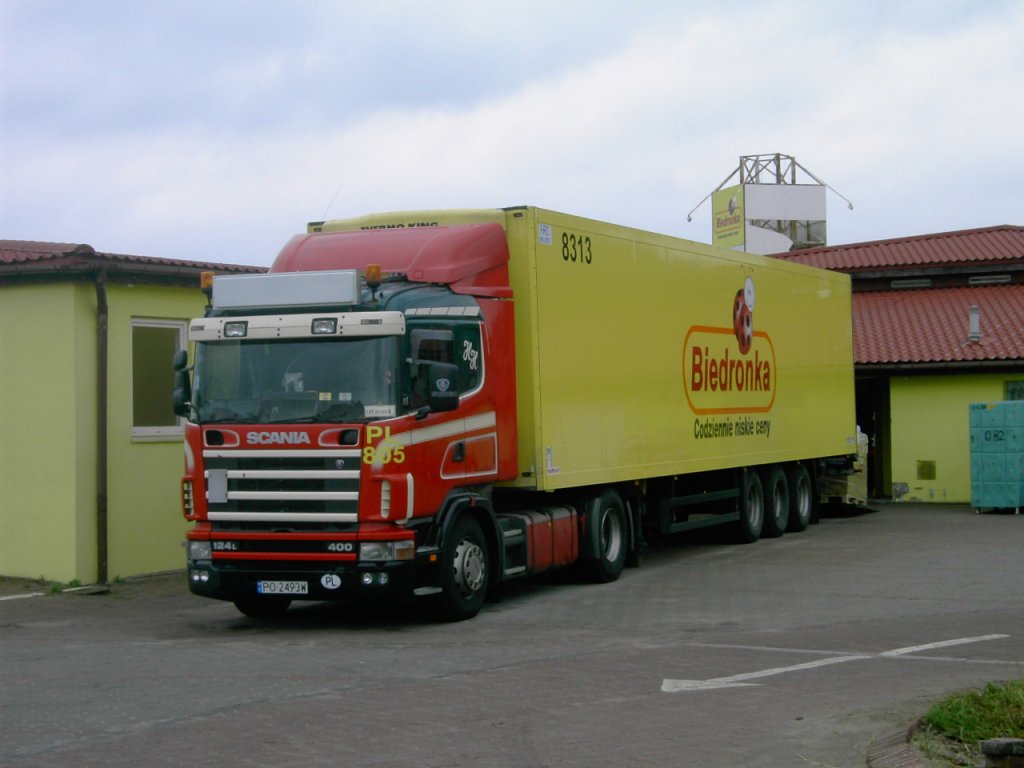 Scania 124L-400 beim Entladen, gesehen in Polen, 09/2007.