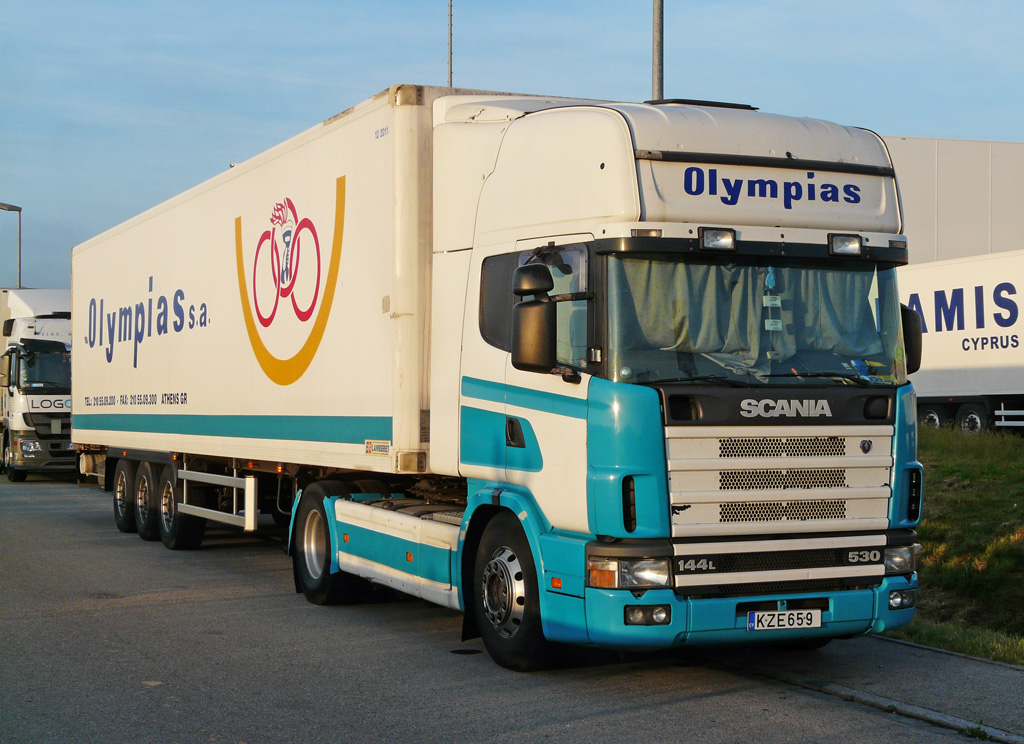 Scania 144L 530 mit Khlauflieger von Olympias aus Zypern hat die Nacht in Hiltpoltstein verbracht und geniet nun die ersten Sonnenstrahlen des 07.06.2012. 