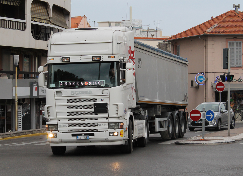 Scania 164L 480 mit Kipper aus Italien unterwegs in den Straen von Antibes (Frankreich), 12.09.2012