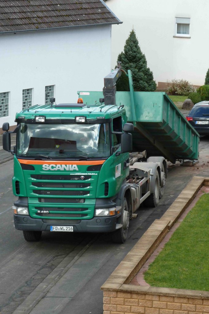 Scania 420 holt einen Bauschuttcontainer von einer Baustelle in 36100 Petersberg-Marbach, November 2012