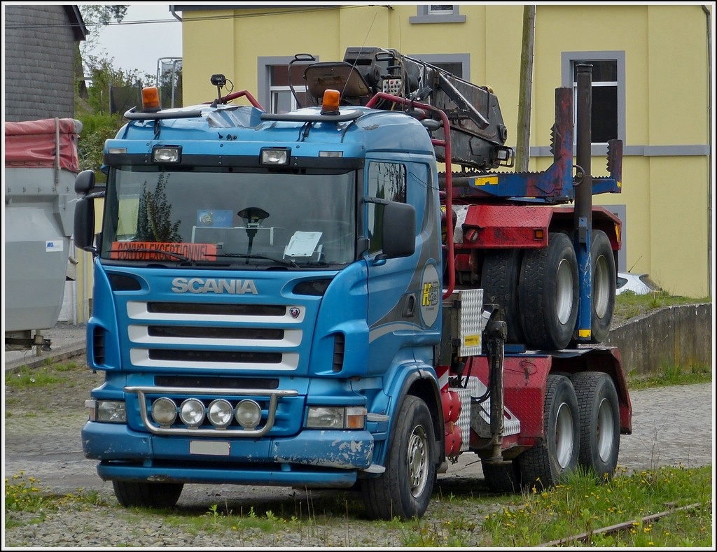 Scania Holztransporter wartet am 10.05.2013 auf seinen nchsten Einsatz.