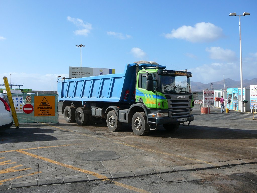 Scania-Kipper hat seine Fracht an der Hafenmole von Puerto del Carmen/Lanzarote abgeliefert, 01-2010