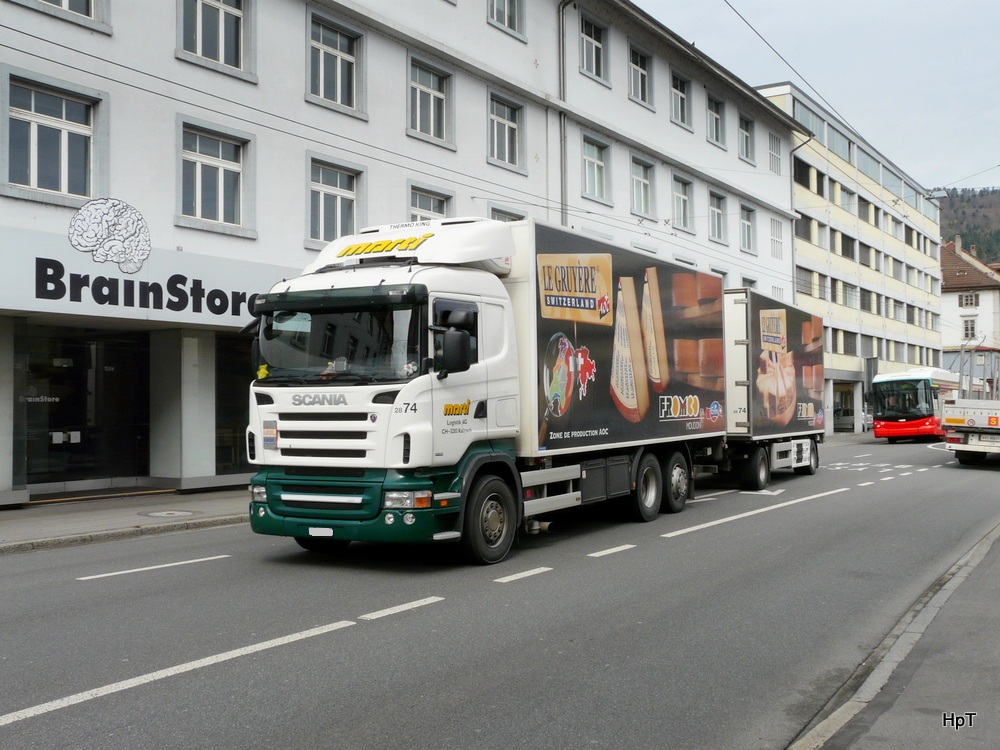 Scania mit Hnger unterwegs in Nidau am 25.04.2012