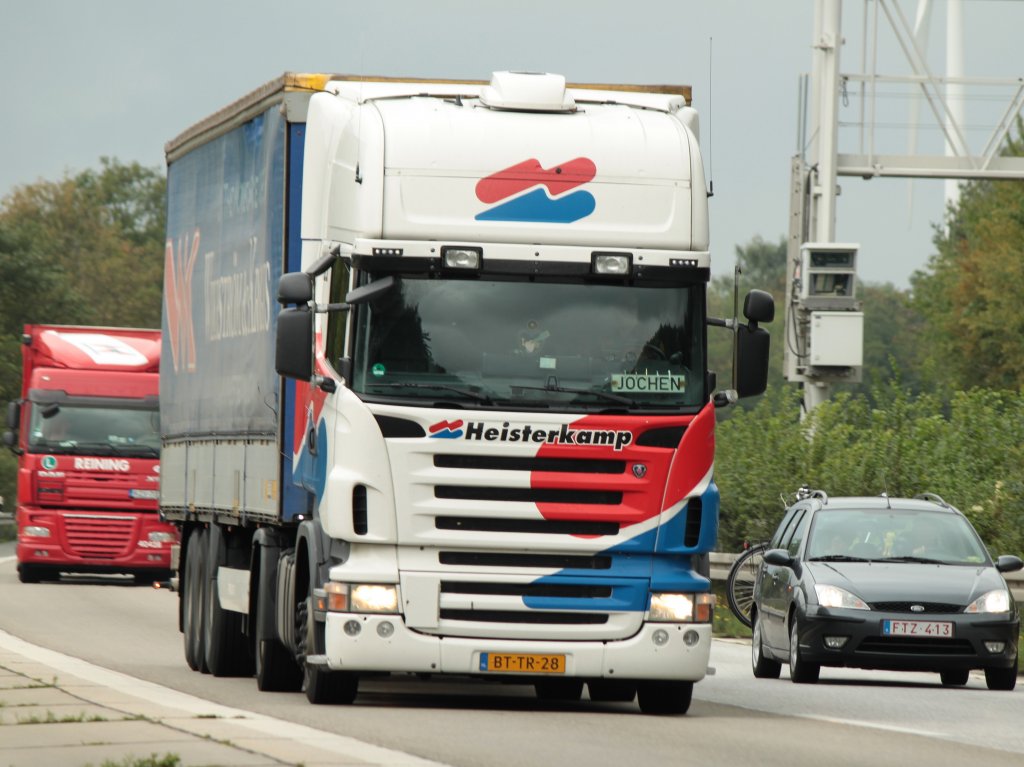 Scania mit Planenauflieger am 12.08.2011 auf der A4 kurz hinter der Niederlndischen Grenze.