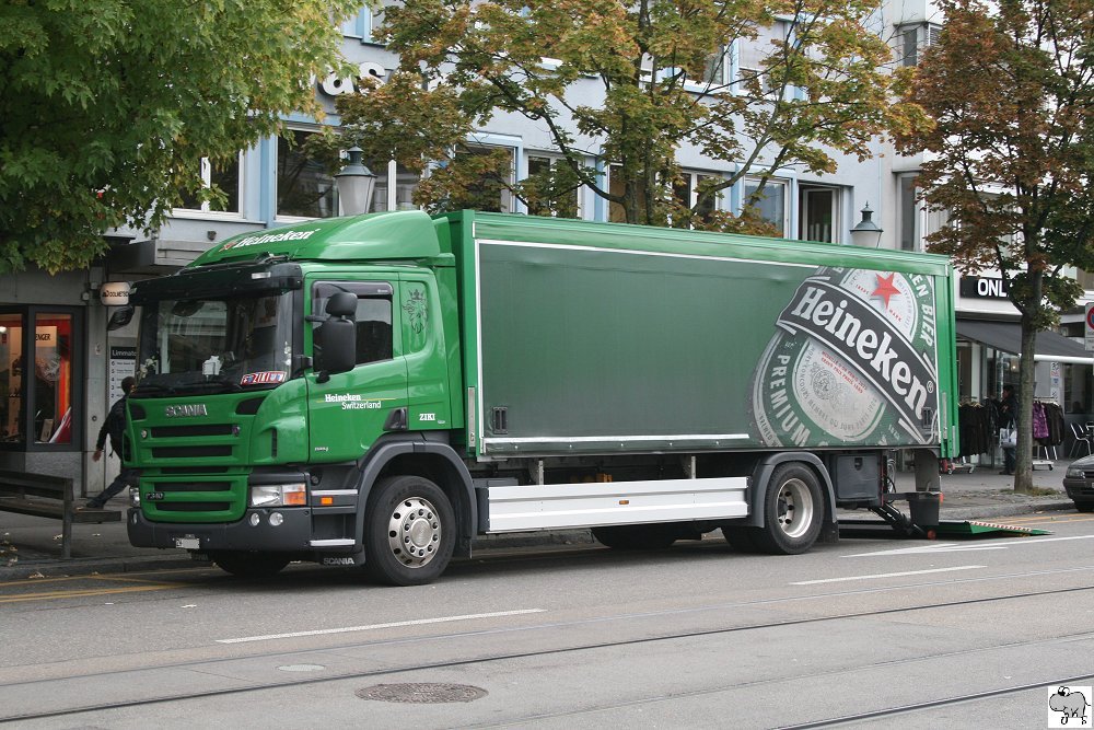 Scania P 340 der Brauerei  Heineken  beim Ausliefern in Zrich am 9. Oktober 2009.