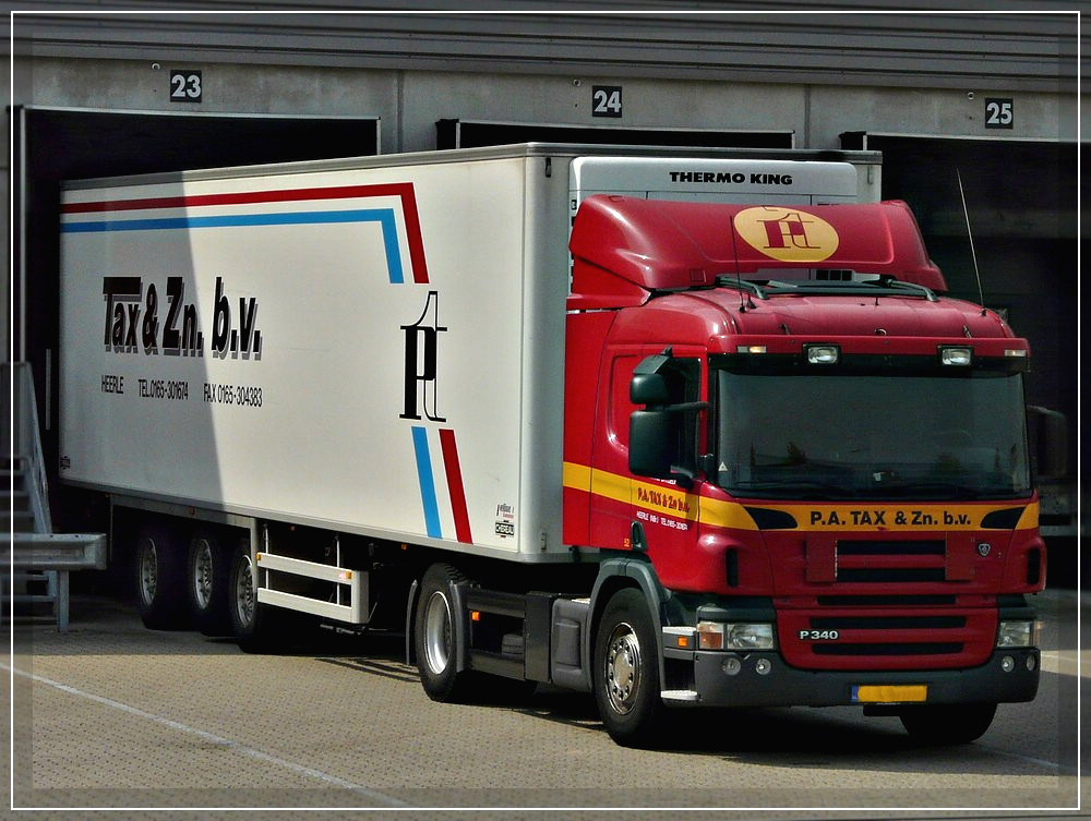 Scania P 340 Khltransporter aufgenommen whrend dieser bei einer Lagerhallebeladen wird. 02.09.11 