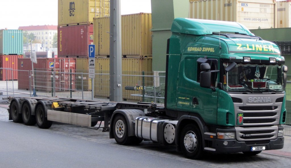 Scania R 420 Sattelzugmaschine mit leerem Container-Chassis im Berliner Westhafen 